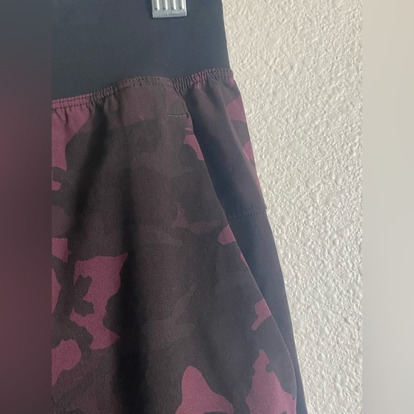 Lululemon THE Short 9.5” Men’s Shorts in Incognito Camo Red - Size Small - Picture 5 of 9
